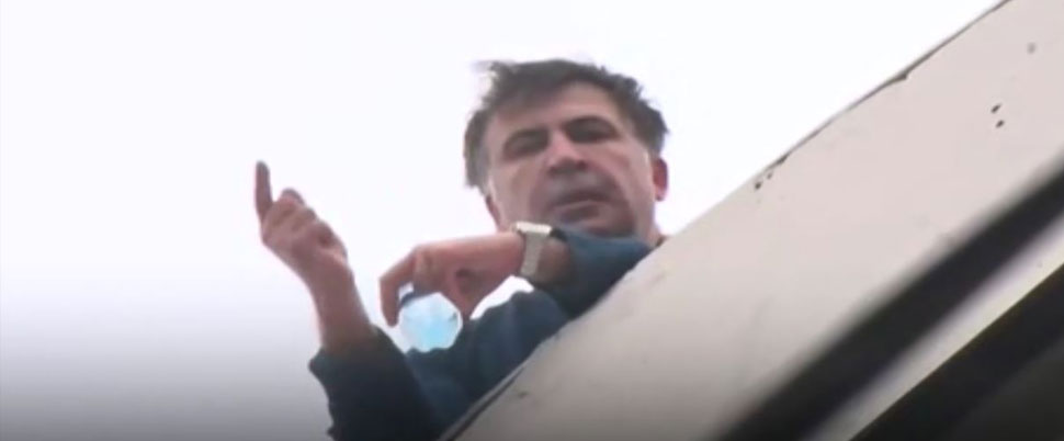 Saakaşvili’nin evine operasyon: Çatıya çıkıp ”İntihar ederim” dedi, gözaltına alındı