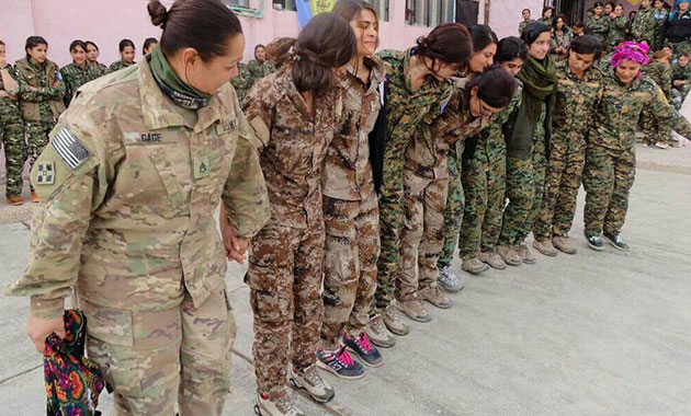 YPG’li kadınların halayının başında ABD’li kadın asker