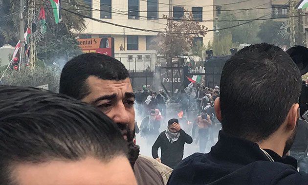 Beyrut’ta protestocular ABD Büyükelçiliği’ne girmek istedi