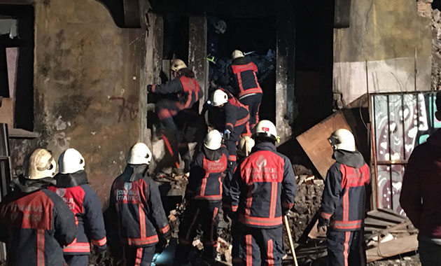 Beyoğlu’nda 4 katlı metruk binanın bir kısmı çöktü