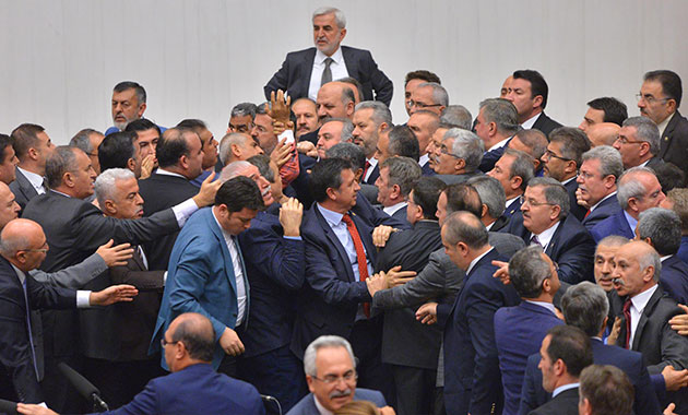 Meclis’te CHP ve AKP milletvekilleri arasında arbede