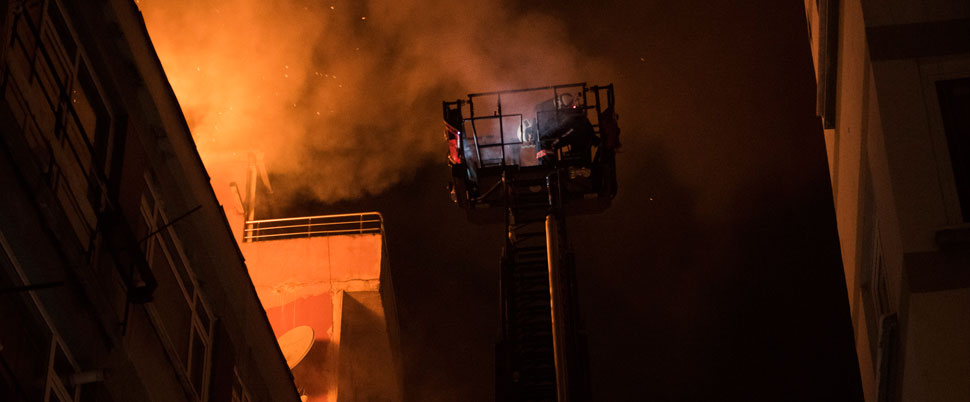 Şişli’de 5 katlı binanın çatısında yangın