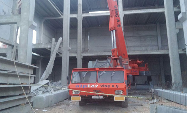 İzmir’de inşaatta çökme: 1 ölü, 1 yaralı