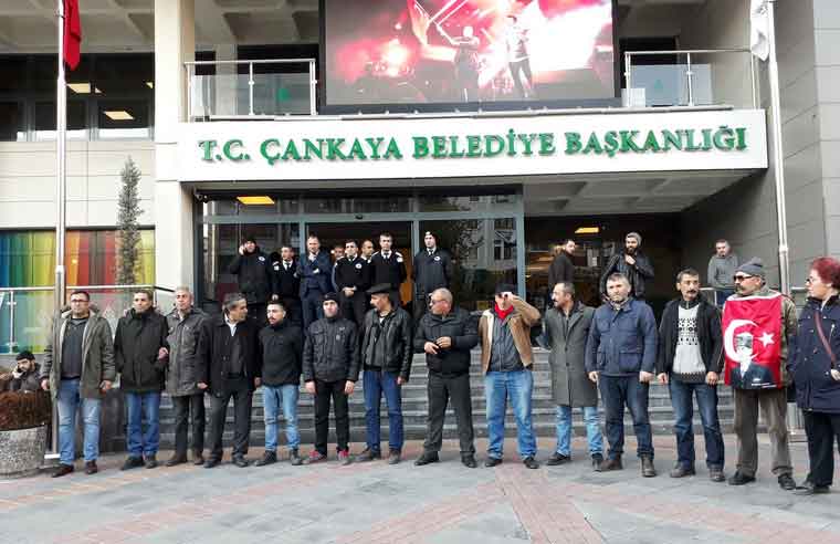 Taşdelen’in işten attığı 12 temizlik işçisi belediye önünde oturma eylemi başlattı
