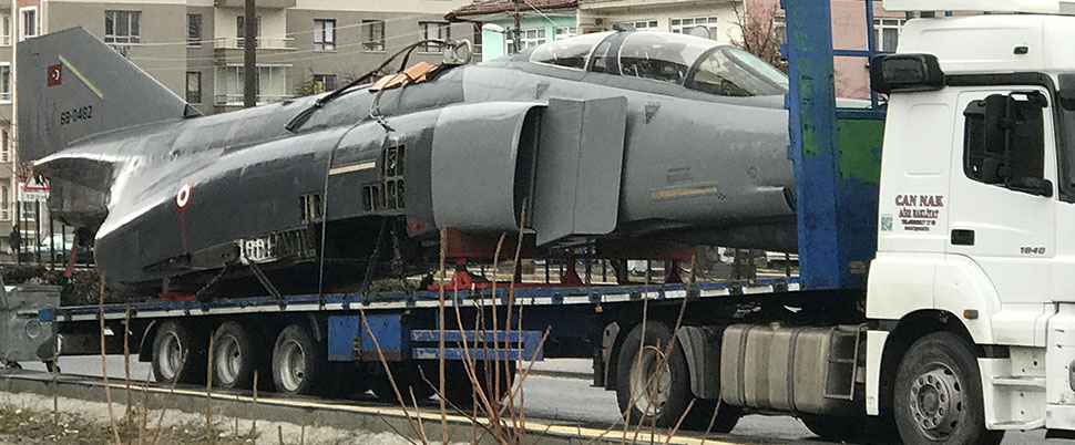 Kızılcahamam’a TIR’la F-4 savaş uçağı getirildi