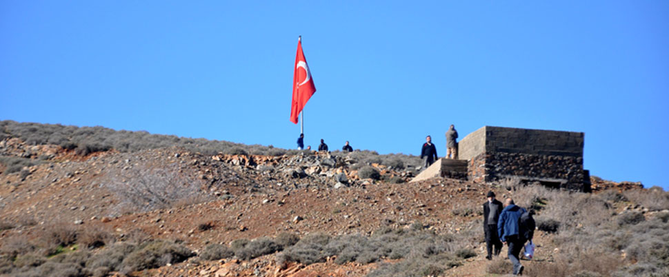 Suriye sınırına dev Türk bayrağı çekildi