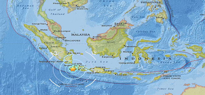 Endonezya’da 7.7 büyüklüğünde deprem