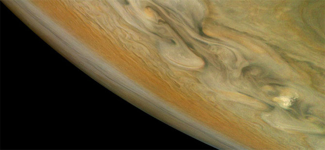 NASA’nın fotoğrafları, Jüpiter’in ihtişamını gözler önüne serdi