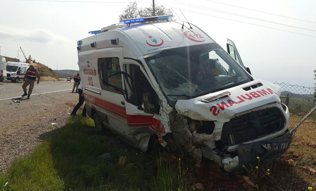 Ambulansla minibüs çarpıştı: 6 yaralı