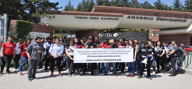 Anadolu Üniversitesi önünde ‘bölünme’ protestosu