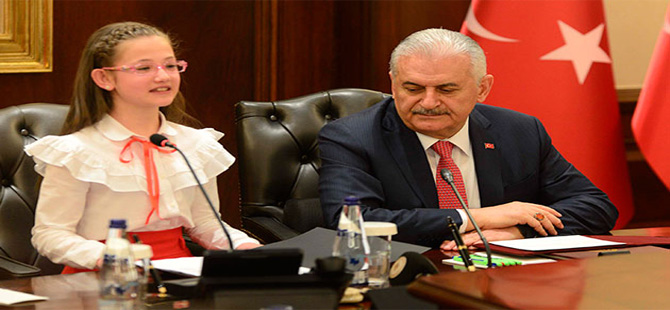 Başbakan’ın koltuğuna oturan Esma: Halk, en doğru olanı seçecektir