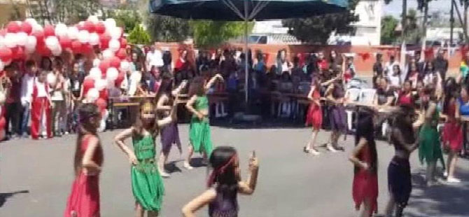 Mersin’de 23 Nisan gösterisi çocukların kıyafeti nedeniyle yarıda kesildi