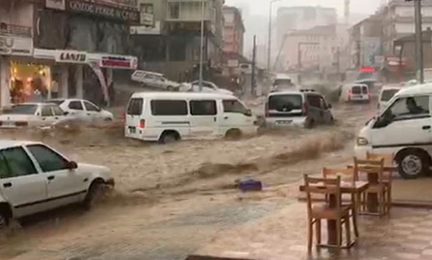 Ankara Mamak’ta sağanak yağış sele neden oldu