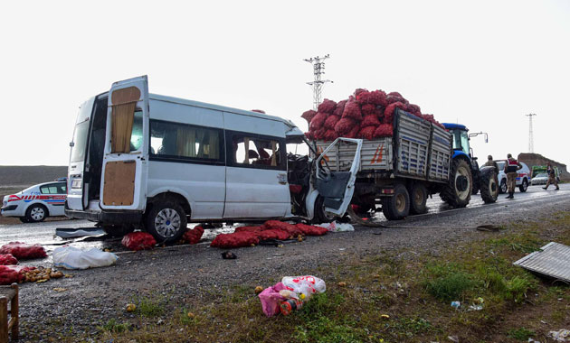 Ahlat’ta minibüs traktörle çarpıştı: 2 ölü, 1’i ağır 10 yaralı