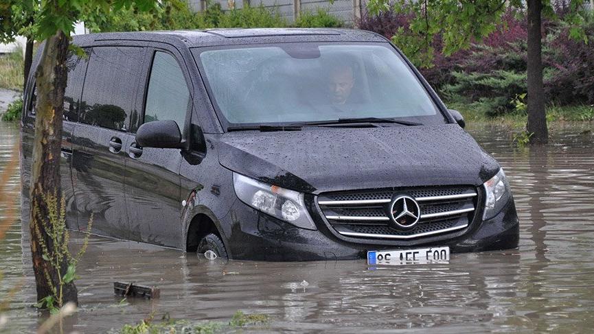 Ankara’da sağanak yağış etkili oldu