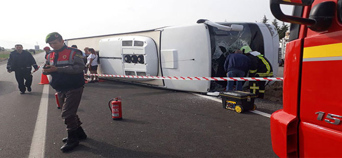 Denizli’de turistlerin taşındığı otobüs devrildi: 17 yaralı