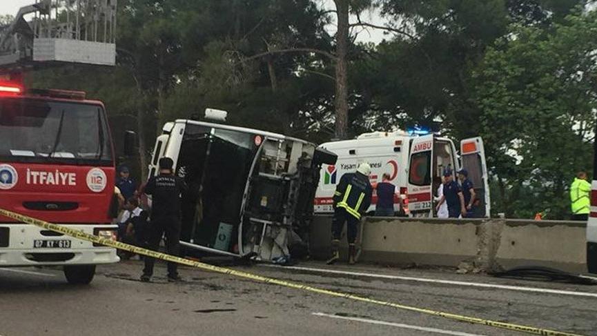 Antalya’da minibüs otel servisine arkadan çarptı: 3 ölü