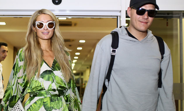 Paris Hilton, Antalya’ya nişanlısı Amerikalı aktör Chris Zykla ile geldi