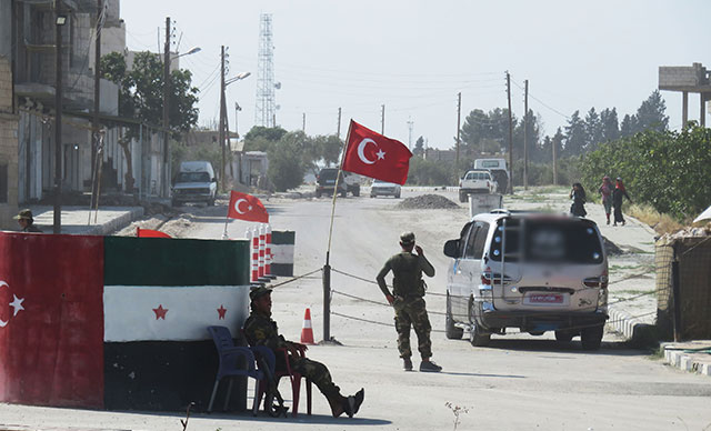 TSK birlikleri Menbiç sınırında devriyede, Cerablus’ta bombalı saldırı alarmı