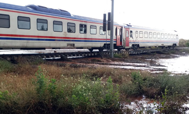 Ankara’dan Kurtalan’a giden yolcu treni sel nedeniyle yolda kaldı