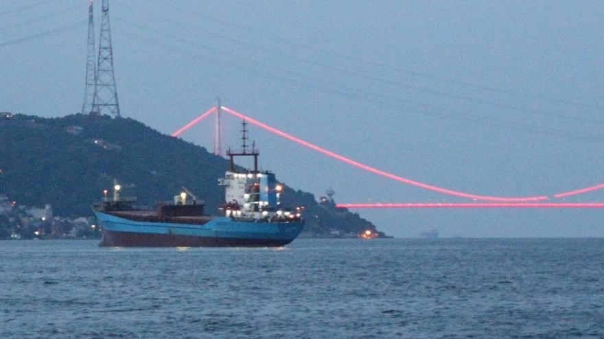 Arızalı gemi İstanbul Boğazı’nı alarma geçirdi
