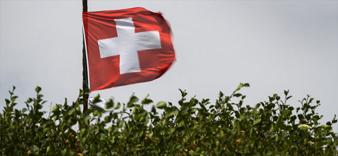 İsviçre’de yardım paketi için uzun kuyruklar oluştu