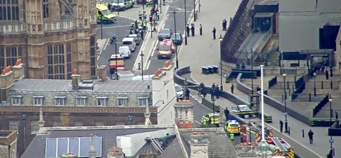 İngiltere Parlamentosu’nun bariyerlerine bir araç çarptı: Yaralılar var, sürücü gözaltında
