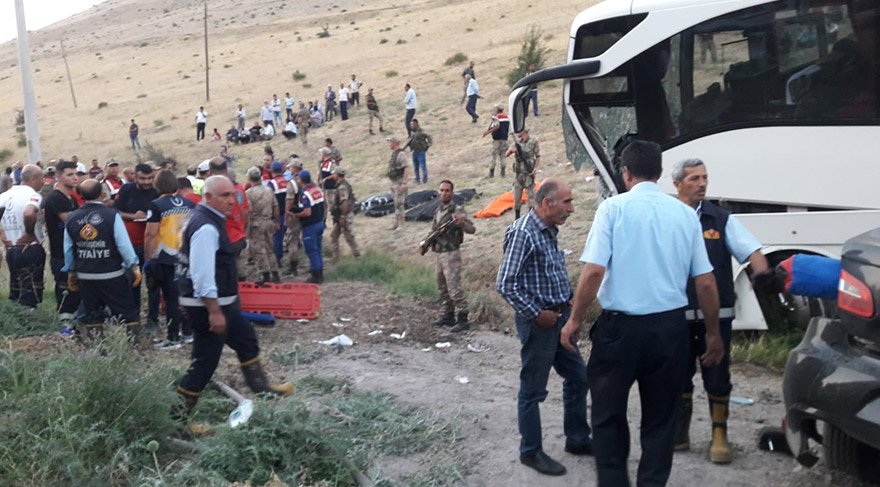 AKP’lileri taşıyan otobüs kaza yaptı: 5 ölü, 18 yaralı