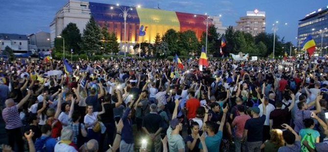 Romanya’da hükümetin istifasını isteyen binlerce kişi sokaklarda
