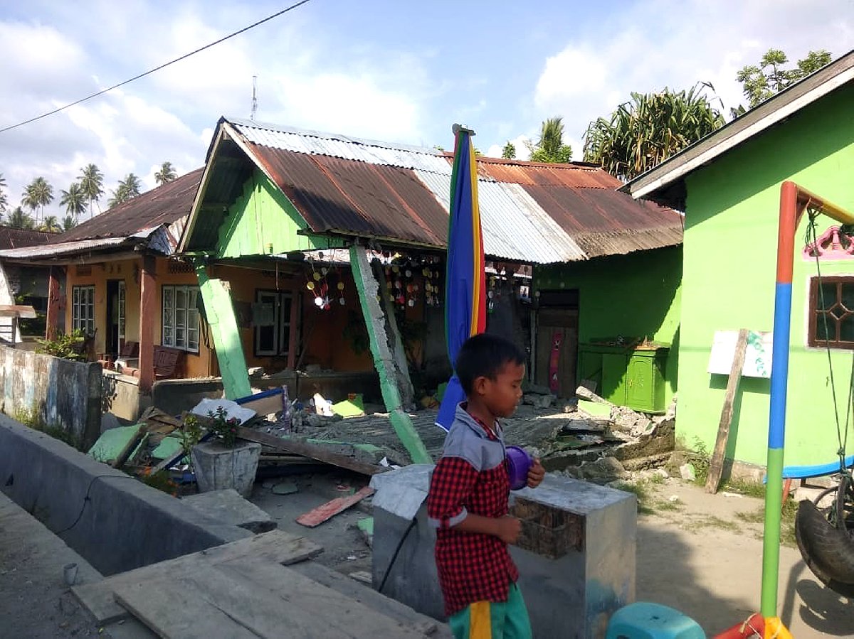 Endonezya’daki depremde ölenlerin sayısı 384’e yükseldi