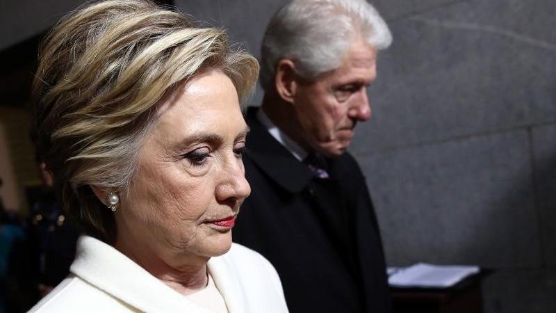 Clinton çiftinin evinde bombalı paket alarmı