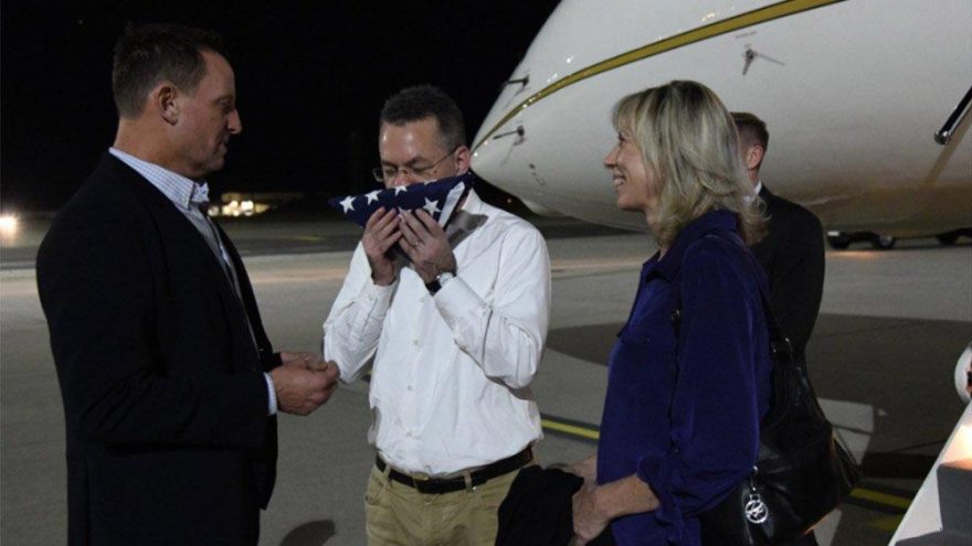 Brunson’dan dikkat çeken kare… Uçaktan iner inmez bayrağı öptü