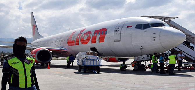 188 yolcusu bulunan uçak, Endonezya’da düştü