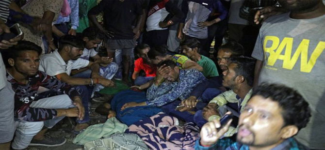 Hindistan’da tren festival izleyen kalabalığa daldı: En az 50 ölü