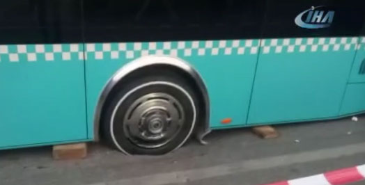 Kadıköy’de yol çöktü otobüs mahsur kaldı