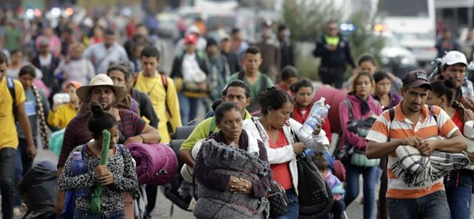 Orta Amerika’dan ABD’ye yürüyen göçmenler Meksika’nın başkentine ulaşmaya başladı