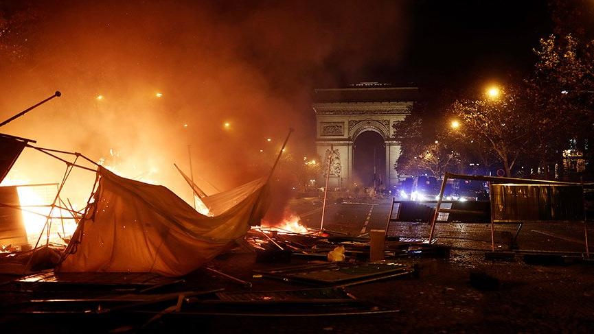 Paris’te akaryakıt zamlarını protesto edenlere sert müdahale