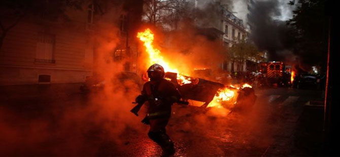 Fransa’daki Sarı Yelekler protestosunda 80 yaşında bir kadın öldü