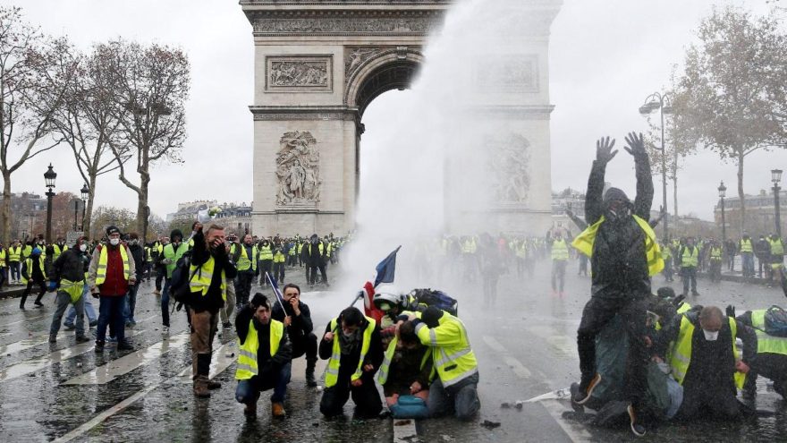 Fransa karıştı… Macron Paris’e gitti… OHAL gündemde