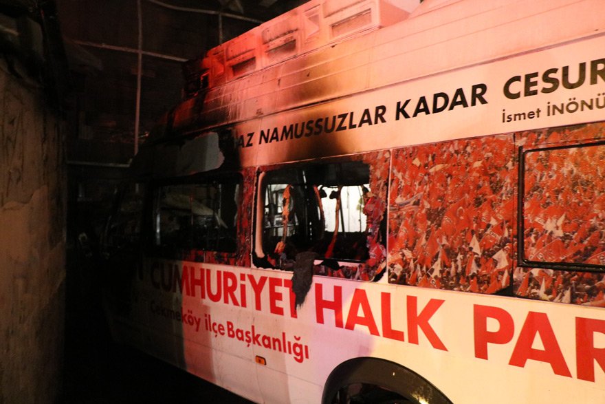 İstanbul’da CHP’nin seçim aracı yandı!