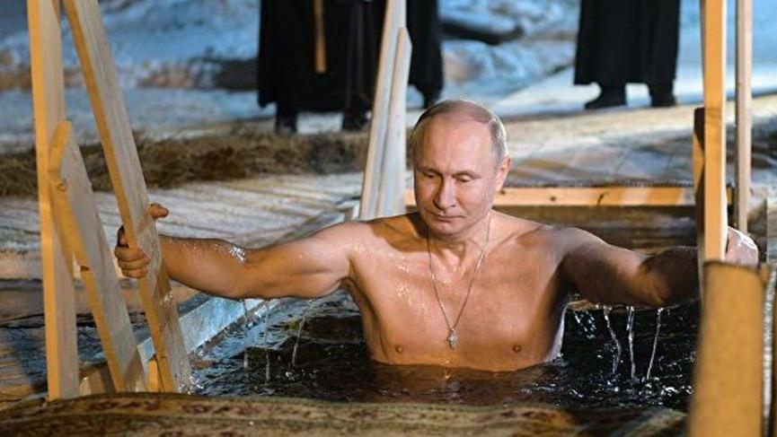 Putin eksi 9 derece havada buz gibi suya girdi