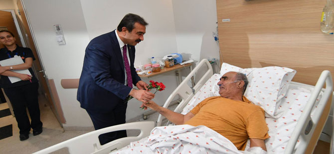 Başkan Çetin, hastaneleri ziyaret etti, karanfil dağıttı!