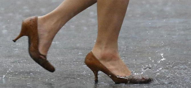 Japon Çalışma Bakanı: Kadınlar işe topuklu ayakkabıyla gitmeli