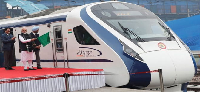 Hindistan’ın ilk hızlı treni ilk yolculuğunda bozuldu