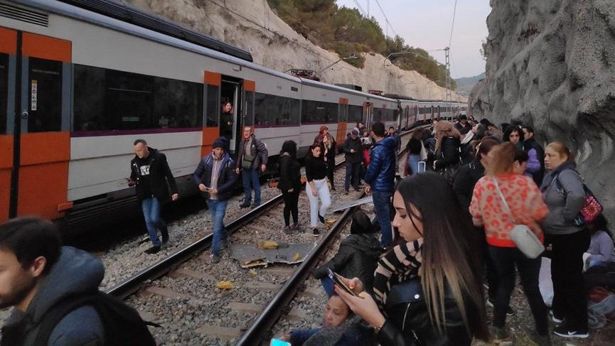 Barselona’da iki tren çarpıştı: En az 1 ölü, 8 yaralı