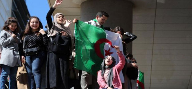 Cezayir’de on binlerce kişi sokakta