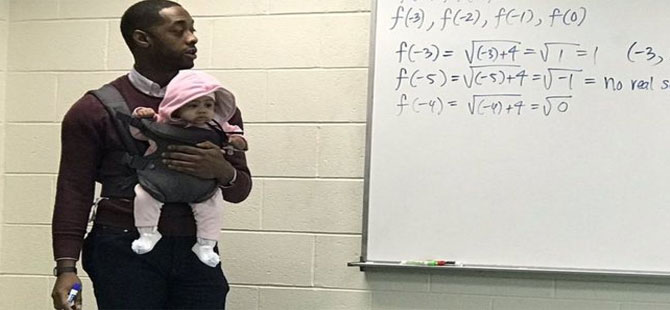 Ders süresince öğrencisinin bebeğini taşıyan öğretmenin fotoğrafı viral oldu