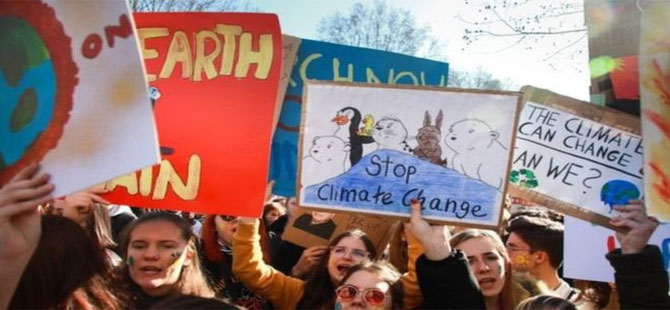 Okulu asan binlerce öğrenci, iklim değişikliğine karşı dünya çapında sokakta