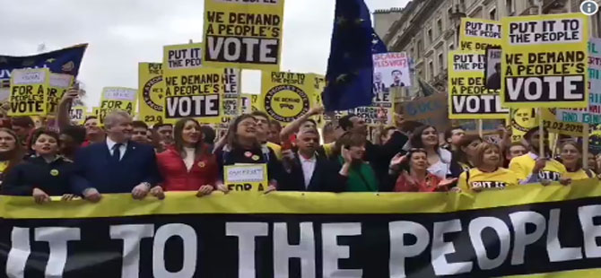 Yeni bir Brexit referandumu isteyen yüz binlerce kişi Londra’da sokağa çıktı