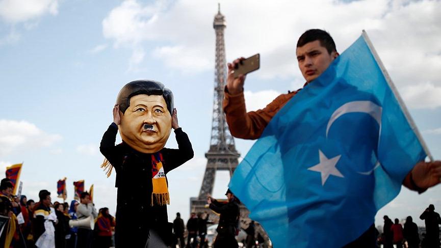Çin lideri Jinping’e Paris’te protesto!